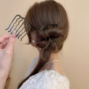 Détail d'un peigne à cheveux noir fixant un chignon élégant vu de l'arrière