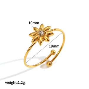 Dettaglio dell'anello a fiore dorato regolabile con zircone e dimensioni del prodotto