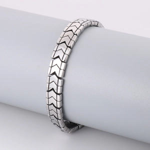 Detail of 10mm stainless steel keel chain bracelet with V-shaped splice on grey stand