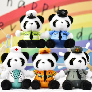 Detail van schattige panda knuffels in verschillende beroepsuniformen zoals de politie.