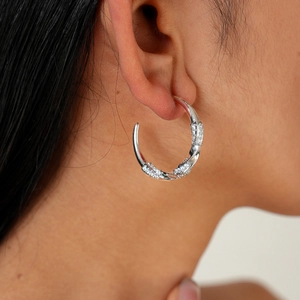 Macro di orecchini a cerchio a C intrecciati in argento con pavé di zirconi lucidi