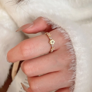 Vue détaillée de la bague fleur plaquée or 14 carats avec nacre et zircons marquises