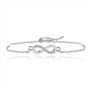 Détail du bracelet infini argenté avec zircone sertie et chaîne de réglage ajustable