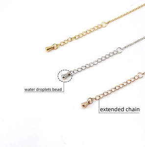 Détail macro de chaînes d'extension en acier inoxydable 18K en trois tons métalliques