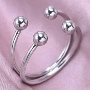Détail macro d'une bague ajustable en acier inoxydable argenté avec perles rondes