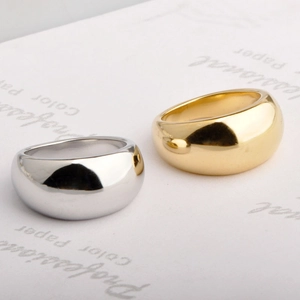Polierte dicke Dom-Ringe in Gold und Silber mit eleganten, glatten Metalloberflächen