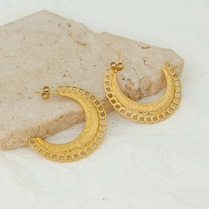 Élégantes boucles d'oreilles croissant dorées avec bordure chaîne et gravures
