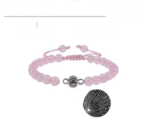 Detail eines 6mm Rosa Kristallperlen Armbands mit 100 Sprachen Projektionsstein