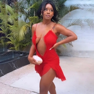 Détail de robe dos nu rouge à col en V profond avec empiècements en résille sexy