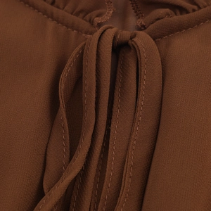 Robe longue romantique marron foncé à manches longues avec col volanté et taille nouée