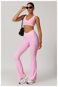 Detail der rosa ausgestellten Yogahose und weiß abgesetztem V-Ausschnitt Sport-Top