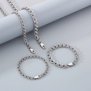 Detailsicht auf das Set aus silbernem Edelstahl-Halskette und Armband mit Doppelgliedern