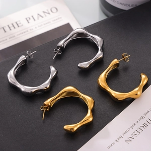 Minimalist irregular lava-style C-shaped hoop earrings in gold and silver finish
