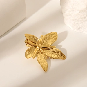 Detailaufnahme einer goldenen Schmetterlings-Haarklammer mit feinen Metallstrukturen
