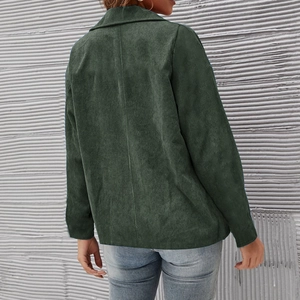 Detail der dunkelgrünen Cordjacke mit vertikaler Textur und taillierter Rückansicht