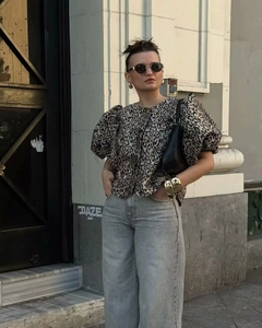 Street style view of elegant leopard print puff sleeve blouse paired with wide-leg jeans