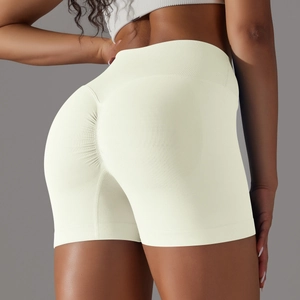 Dettaglio degli shorts da yoga beige senza cuciture con vita alta e effetto scrunch