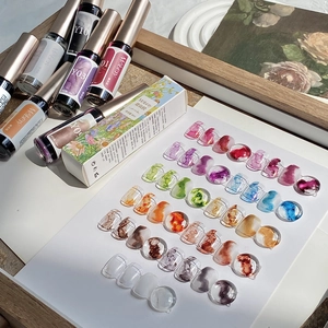 Detailaufnahme von Mobray Aquarell-Nageltinte und Nagelspitzen mit Marmor-Effekt