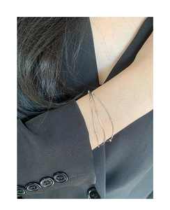 Detail eines dreilagigen S925 Silberperlen-Schlangenkettenarmbands am Handgelenk