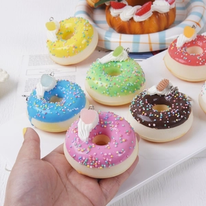 Pendentifs donuts en PU à rebond lent colorés avec des anneaux de suspension en métal