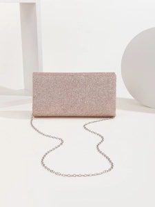 Dettaglio della pochette di paillettes rosa con catena in metallo argentato su bianco