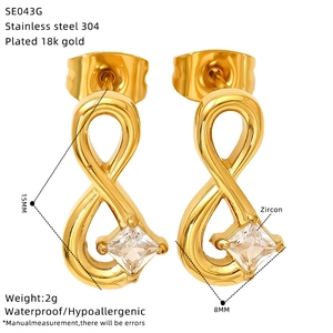 Détail de boucles d'oreilles infini en acier doré 18k avec zircon et dimensions exactes