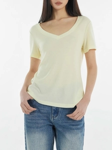 Minimalist light yellow T-shirt with V-neck and short sleeves in a soft knit wool blend