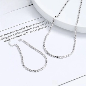 Detalle del conjunto de collar y pulsera de plata 925 con perlas y textura martillada