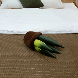 Détail d'une peluche créative en forme de pousse de bambou avec dégradé vert doux