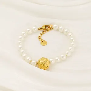 Bracelet élégant en perles et acier inoxydable doré avec une bille en métal texturée