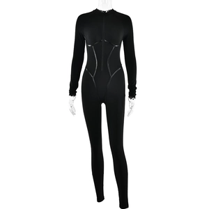 Detail eines schwarzen langärmeligen Jumpsuits mit Reißverschluss und Sportnähten