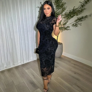 Elegante abito midi in pizzo nero con motivo a rose e maniche in mesh trasparente