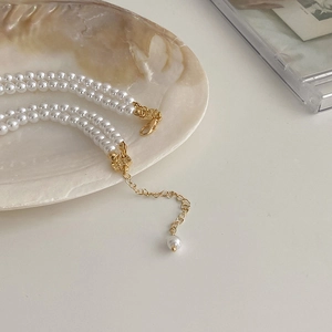 Détail du collier de perles baroques double épaisseur avec fermoir doré en coquillage