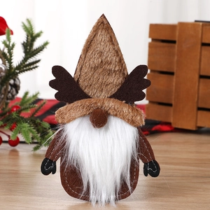 Portaposate natalizio a forma di gnomo in peluche marrone e bianco su sfondo decorativo