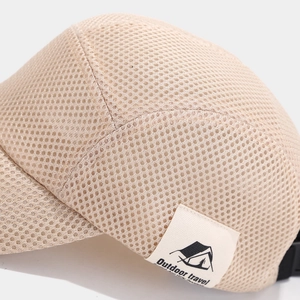 Dettaglio ravvicinato del tessuto mesh beige e dell'etichetta laterale outdoor