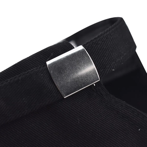 Makroaufnahme der silbernen Metallschnalle auf schwarzem Twill-Stoff mit feinen Nähten