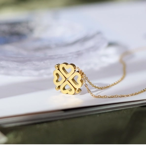 Détail du collier en acier titane plaqué or 18K avec pendentif trèfle à quatre cœurs