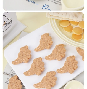 Vue détaillée de porte-clés réalistes en forme de nuggets de poulet frit sur une assiette