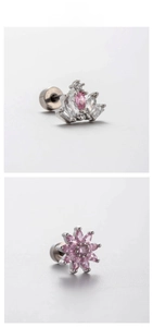 Détail de boucles d'oreilles couronne et fleur avec zircon rose et fermoir à vis