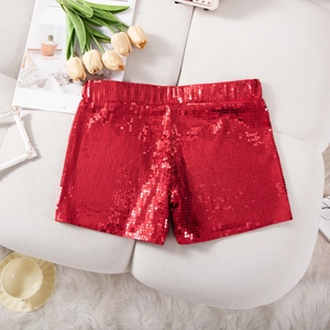 Detailaufnahme der glitzernden roten Pailletten an festlichen High-Waist-Shorts für Partys