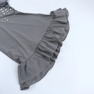 Détail de robe grise à col en V avec bords à volants et boutons ronds décoratifs