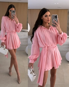 Details eines rosa Satin-Langarm-Minikleids mit elastischer Taille und Puffärmeln