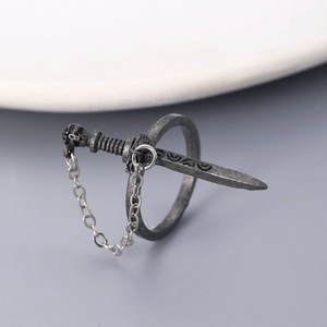 Macro-opname van gotische kruiszwaardring met ketting en vintage zilveren finish
