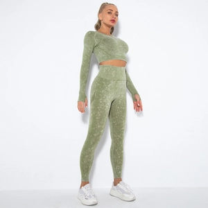 Detailansicht des nahtlosen Acid-Wash-Yoga-Sets mit Daumenlöchern und High-Waist-Kontur