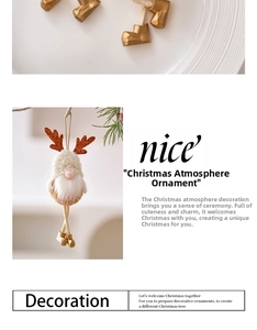 Détail de suspension renne de Noël en peluche avec barbe blanche et bottines dorées sur branche