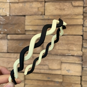 Detail showing the inner comb teeth structure of the twisted candy color headband