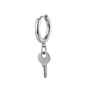 Vue macro d'une boucle d'oreille avec pendentif clé en argent poli et détail minimaliste
