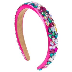 Serre-tête baroque rose fuchsia orné de strass colorés sur fond blanc pur