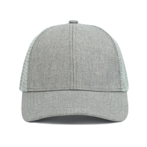 Detail einer hellgrauen Trucker-Cap mit Mesh-Gewebe, gebogenem Schirm und sechs Paneelen