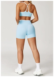 Achteraanzicht van lichtblauwe sportset met hoge taille en witte contrasterende biezen